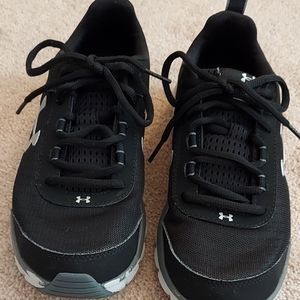 Under Armor Boy's size 6